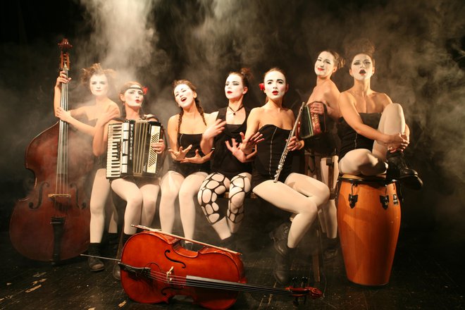 Ukrajinska glasbeno-gledališka zasedba Dakh Daughters, ki jo nekateri kritiki primerjajo s kultno britansko zasedbo The Tiger Lillies. FOTO: Tetiana Vasylenko