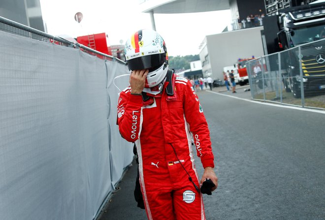 Namesto da bi se doma veselil zmage, je Sebastian Vettel razočaran odkorakal s steze.<br />
FOTO Reuters