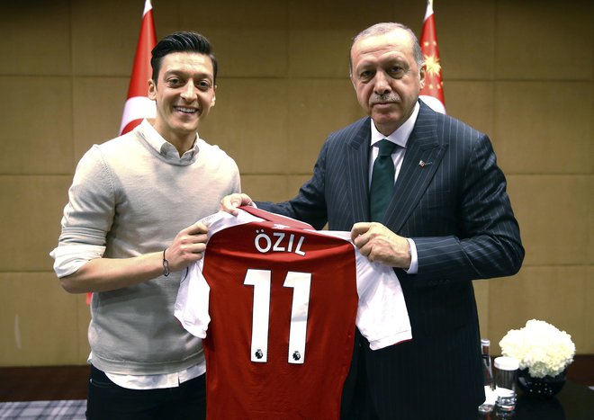 En mesec pred SP se je Mesut Özil fotografiral s turškim predsednikom Erdoğanom in vznemiril Nemčijo.<br />
FOTO AP