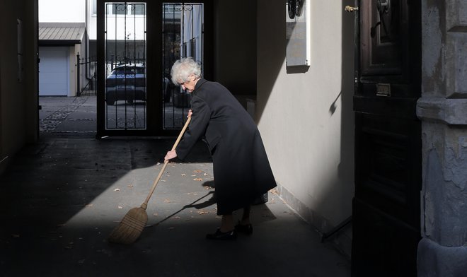 Manualno delo ima še številne druge pozitivne plati, od ohranjanja telesne motorike do vzdrževanja realnega stika s stvarnim, materialnim svetom. FOTO: Tadej Regent