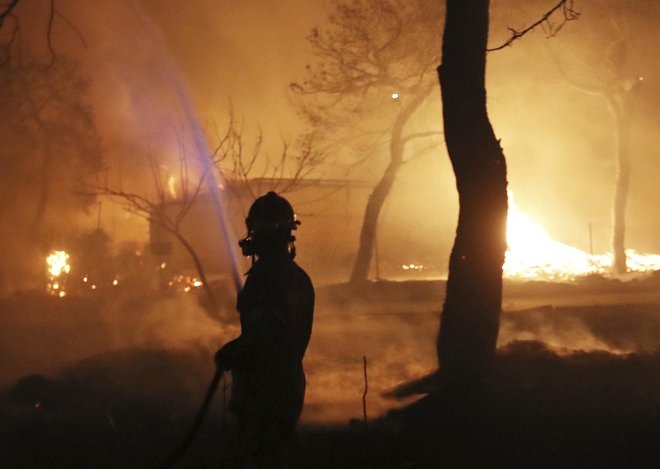 600 gasilcev gasi požar blizu letovišča Mati, vzhodno od Aten. FOTO: Thanassis Stavrakis/AP