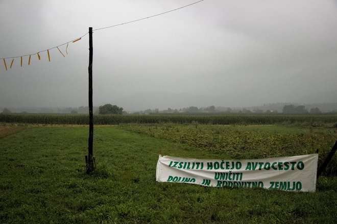 Napis na polju ob cesti pred Braslovčami. FOTO: Brane Piano