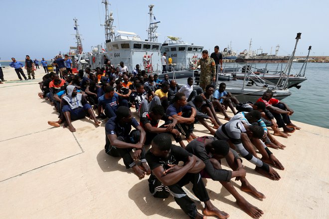 Migranti, ki jih je zajela libijska obalna straža.<br />
FOTO REUTERS