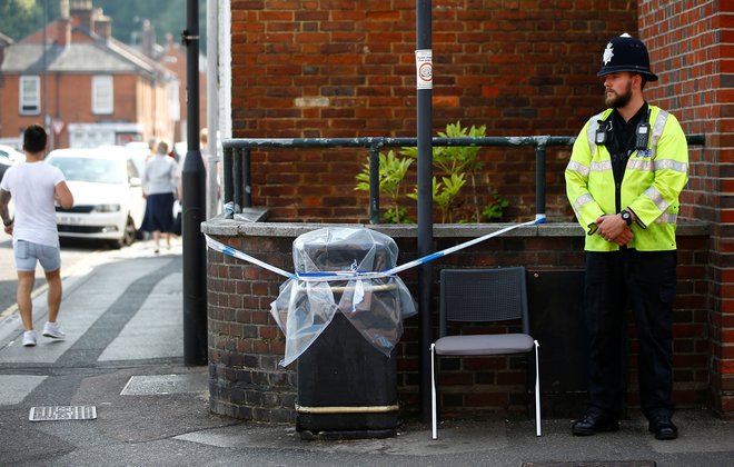Zastrupitev Rowleyja in Sturgessove skoraj dva meseca po napadu na Skripalova je med prebivalce Salisburyja vnesla nov nemir. FOTO: REUTERS/Henry Nicholls