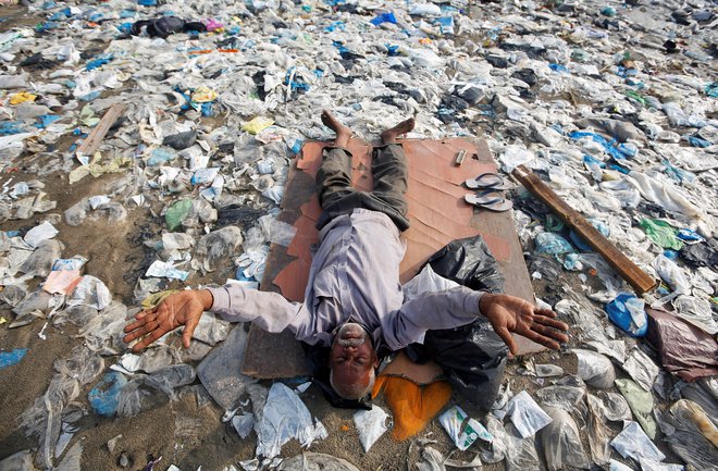 Minuli teden je na obalo Mumbaja naplavilo več kot 200 ton plastičnih odpadkov. FOTO: Francis Mascarenhas/Reuters