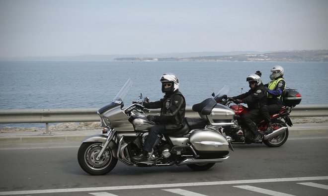 Vožnja z motornim kolesom je lahko uživaška, morebiti celo bolj od balinanja. Foto Blaž Samec