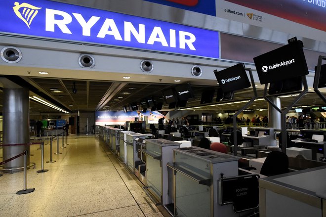 Kabinsko osebje Ryanaira zahteva delovne pogodbe v skladu z lokalno zakonodajo in boljše pogoje dela, piloti pa transparentnejši sistem napredovanj. Foto Reuters
