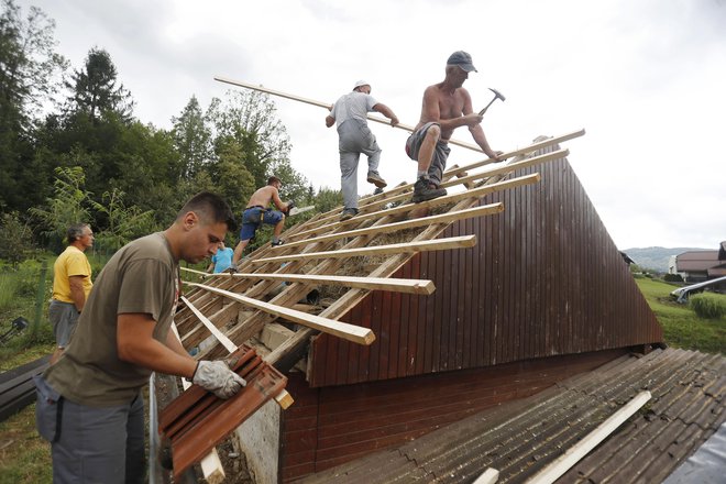 Popravljanje streh zaradi škode, ki so jo zaradi toče utrpeli v kraju Lokve pri Črnomlju. FOTO: Leon Vidic
