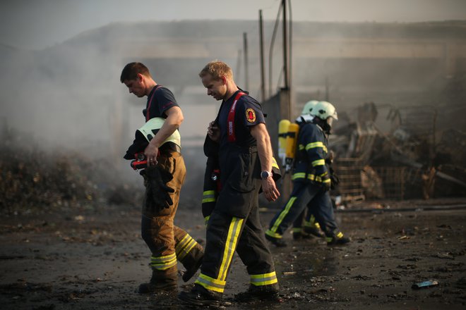 Gasilci delajo, ko drugi počivajo, zato si dodatek za nočno delo zaslužijo. FOTO: Jure Eržen/Delo