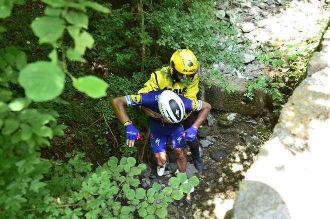 Philippe Gilbert po padcu. Foto Le Tour De France