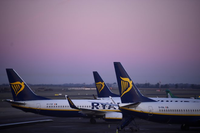 Ryanair je danes in jutri odpovedal 600 letov, kar je potovalne načrte spremenilo več kot 50.000 potnikom. FOTO: Clodagh Kilcoyne/Reuters