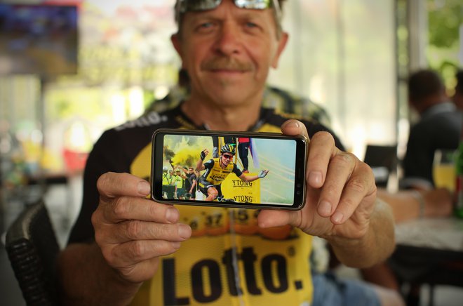 Cene Koritnik je tako ponosno kazal na posnetek našega kolesarskega junaka. Foto Jure Eržen