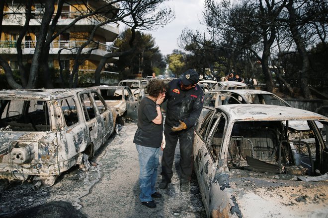 Obupani ljudje iščejo svoje sorodnike in prijatelje na pogoriščih. FOTO: Costas Baltas/Reuters