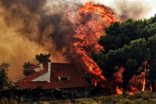 Ogenj je goltal hiše. FOTO: Valerie Gache/AFP