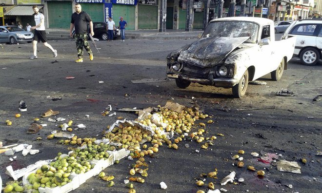 Posledice enega od treh samomorilskih napadov v mestu Sveida na jugozahodu Sirije. FOTO: AP