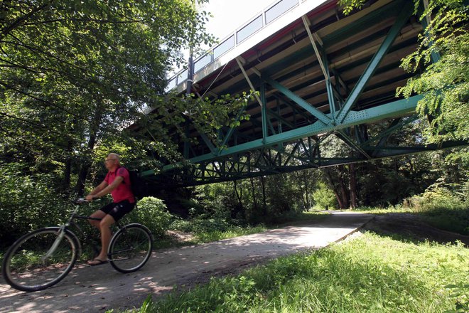 Kolesarska in pešpot ob Savi, zgrajena v okviru evropskega projekta Sava &ndash; reka, ki povezuje, je morda zgrajena mimo predpisanih pravil. FOTO: Mavric Pivk