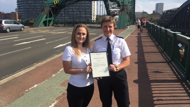 Paige Hunter s policistko Sarah Pitt<br />
FOTO Northumbria Police