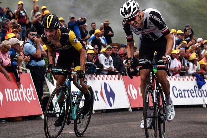 Tom Dumoulin je uspel odbiti vse napade Primoža Rogliča (levo) in ob boku slovenskega asa pripeljal čez ciljno črto. Foto AFP