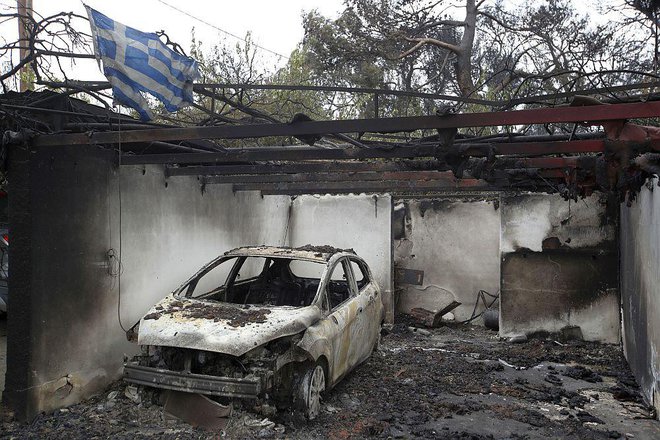 Požari v okolici Aten so najhujši v Grčiji glede na število žrtev. FOTO: Thanassis Stavrakis/AP