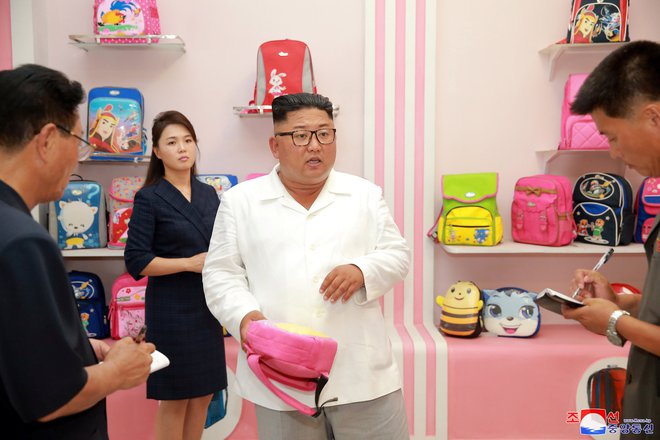 Da je severnokorejski vodja pripravljen na politični preobrat, je dokazoval tudi njegov obisk v tovarni hrane v pokrajini Vonsan in pri proizvajalcu torb v pokrajini Kangvona. FOTO: Reuters