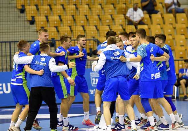 Slovenski rokometni mladci so se prešerno razveselili uvrstitve v polfinale evropskega prvenstva. Foto Facebook Euro 2018