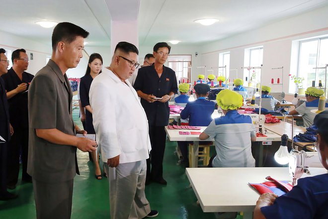 Kim Džong Un med obiskom v tovarni hrane v pokrajini Vonsan. FOTO: AFP