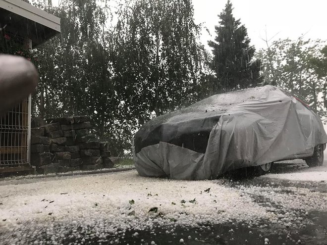 Nevihtno vreme je med drugim prizadelo Otočec, Belo Cerkev, Šentjernej, Šmarjeto, Šmarješke Toplice in ostale kraje. FOTO: Dolenjskanews