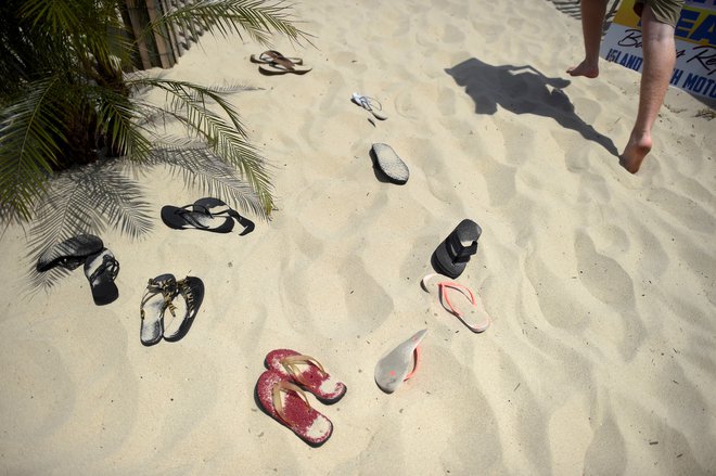 Potem ko so ji po drugi svetovni vojni z Japonske prinesli ameriški vojaki, so se hitro razpasli po kalifornijskih plažah. Danes nosijo to bazensko obutev vsi, revni in bogati. FOTO: Reuters