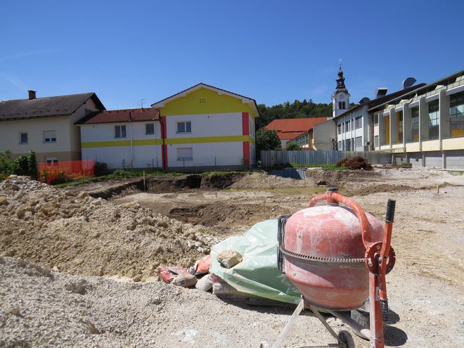Zaradi katastrofalnih prostorskih razmer v ižanski osnovni šoli je tamkajšnja občina začela graditi šolski prizidek. FOTO Bojan Rajšek