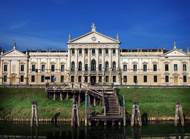 Po vodni poti do razkošne vile Pisani.<br />
Foto Shutterstock