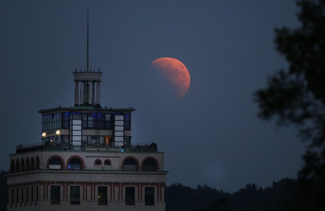 Lunin mrk za ljubljanskim Nebotičnikom. FOTO: Matej Družnik/Delo
