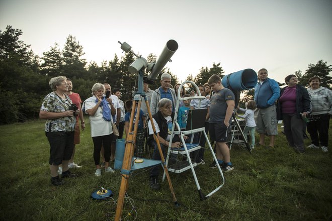 Boris Khan je zbranim povedal marsikatero znimivost o nočnem nebu. FOTO: Voranc Vogel