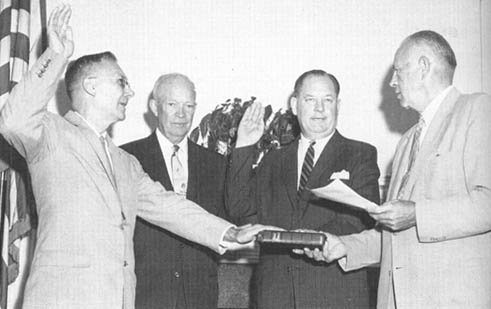 Prisega vodilnih pri Nasi: Dryden (levo) in Glennan (drugi z desne), predsednik Eisenhower (drugi z leve). FOTO: Nasa