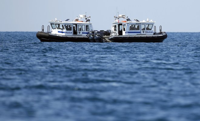 Slovenska policija v Piranskem zalivu. FOTO: Matej Družnik