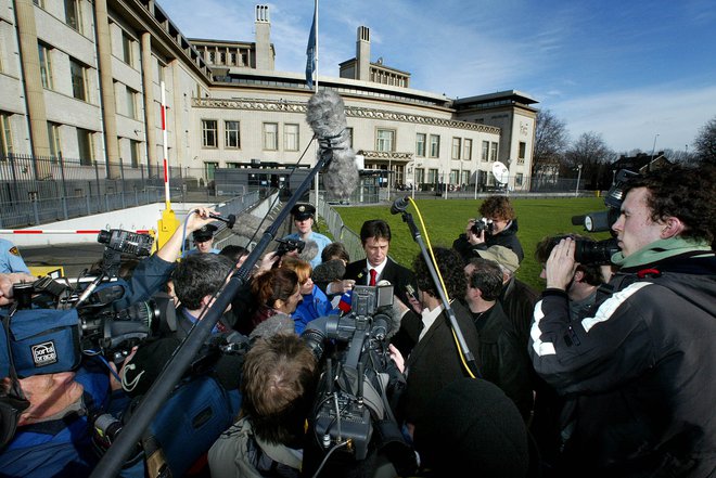 Dragoslav Ognjanović je leta 2002 v Haagu spregovoril za novinarje. Foto Reuters