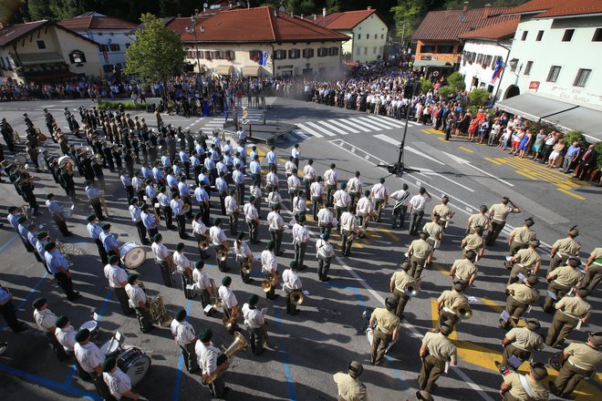 Kobariški trg bo spet prizorišče glasbene prireditve v obeleževanju obletnic konca prve svetovne vojne. Foto Tomi Lombar/Delo