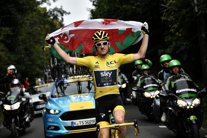 Geraint Thomas je visoko v zrak dvignil valižansko zastavo. Z zmago na Touru je dosegel največjo lovoriko v karieri. FOTO: Reuters