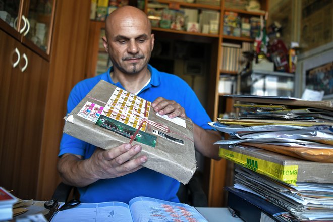 Bellini živi v vasi San Felice Panaro, okoli 30 kilometrov od Modene, kjer se nahaja tudi svetovno znani izdelovalec sličic Panini. Morda je tudi to spodbudilo zbirateljstvo. FOTO: AFP