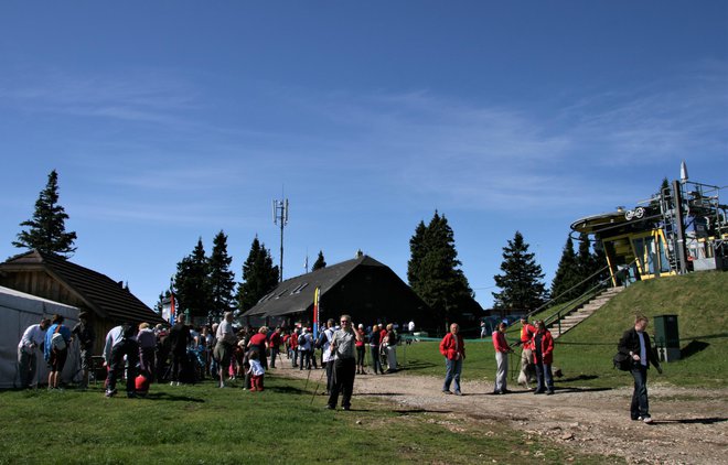 Turisti na Planji pod vrhom Rogle. FOTO: Brane Piano