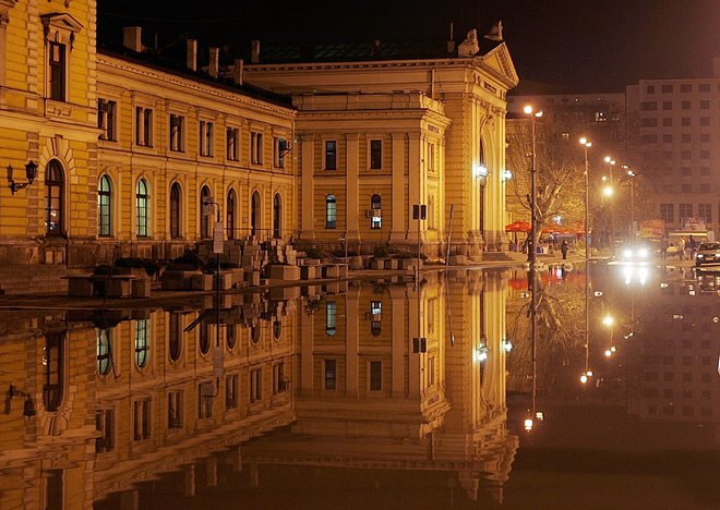 Beograjčani so se simbolično poslovili od stare železniške postaje, ko so pospremili z nje zadnji vlak, ki je odpeljal v Bar. FOTO: Reuters