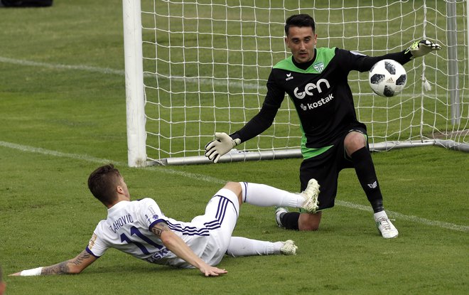 Vratar Marko Zalokar je klubski simbol, saj je 28. letni otrok NK Krško v treh sezonah 1. SNL izpustil vsega štiri tekme. Foto Blaž Samec/Delo