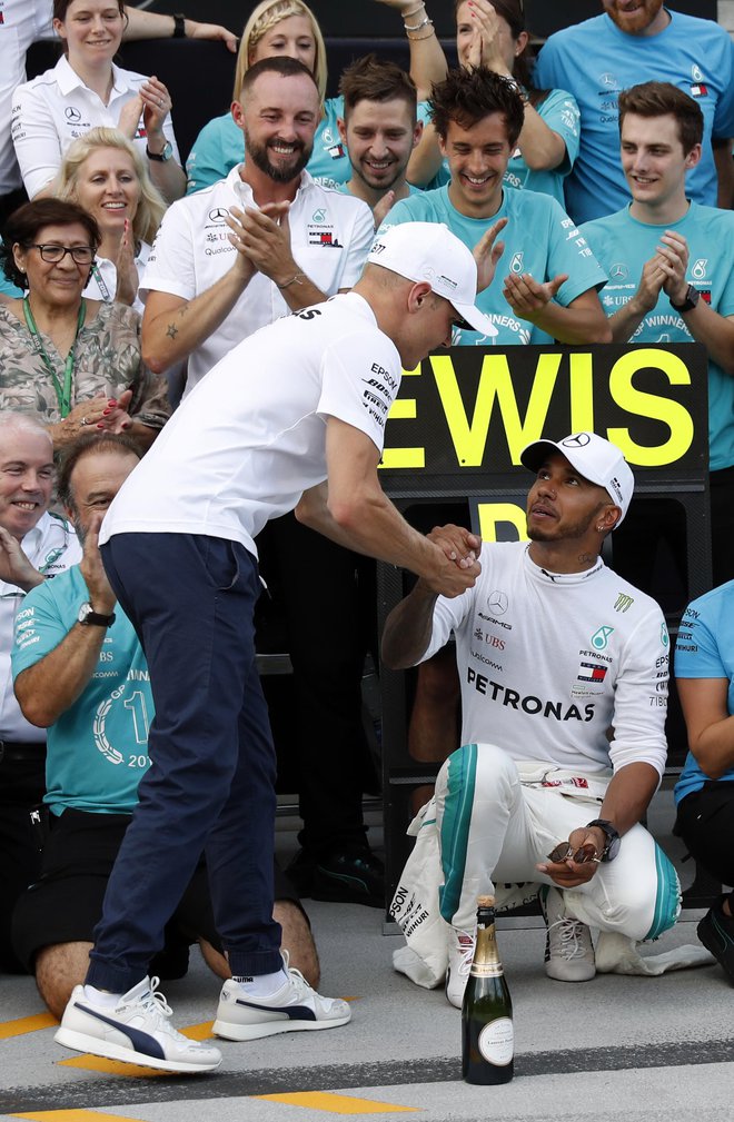 Mercedesova dirkača Valtteri Bottas (levo) in Lewis Hamilton zelo spoštujeta drug drugega. FOTO: AP