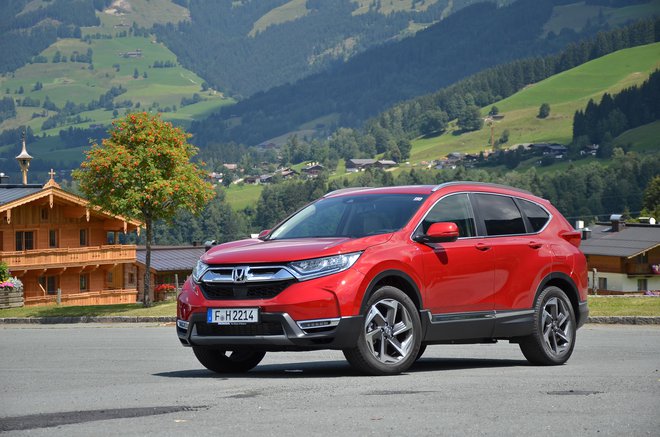 Honda CR-V je športni terenec z zelo bogato zgodovino. Zdaj jo nadaljuje v deloma znanem slogu, a brez dizelskega motorja. FOTO: Gašper Boncelj