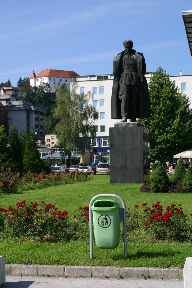 Titov trg s spomenikom Titu in Velenjskim gradom v ozadju FOTO: Brane Piano