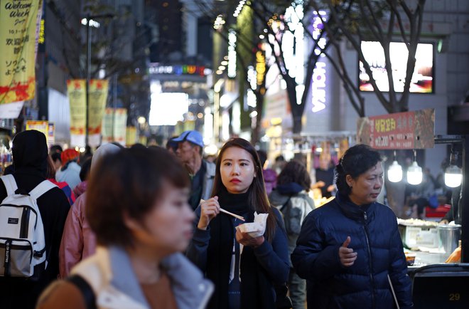 Od mlajše genervacije se v Južni Koreji pričakuje, da bo skrbela za ostarele starše. FOTO: Matej Družnik