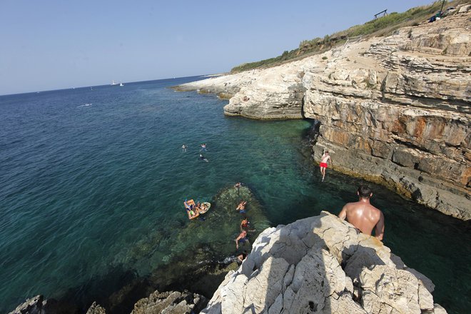 Ob celotni hrvaški obali veljajo podobna opozorila, temperature bodo morda stopinjo ali dve nižje, kot so napovedane za Istro. FOTO: Mavric Pivk/delo