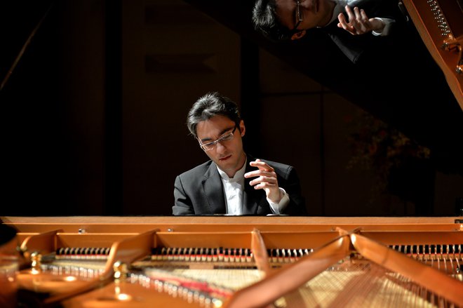 Pianist Aleksander Gadžijev je z orkestrom debitiral že pri devetih letih. Foto Internet