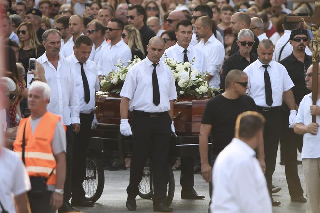 Krsto Oliverja Dragojevića so spremljali njegovi prijatelji, med njimi Gibonni, Petar Grašo,&nbsp;Nikša Bratoš, Tonči Huljić, Doris Dragović, Goran Koran in&nbsp;Stjepan Hauser.&nbsp;FOTO: Ante Čizmić/CROPIX