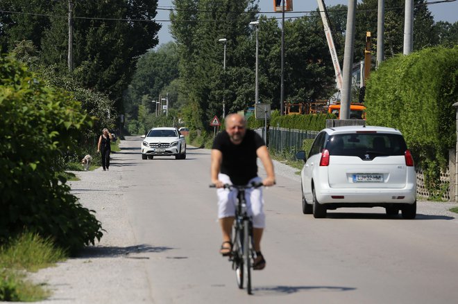 Cesta dveh cesarjev je vse bolj promeno obremenjena, ogroženi pa so tudi kolesarji in pešci. FOTO: Leon Vidic