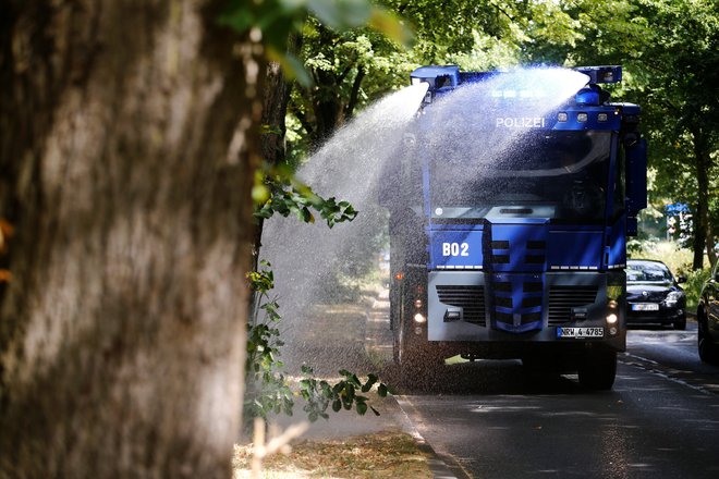 Policijski vodni topovi v Nemčiji imajo te dni drugačno delo: zalivanje dreves. FOTO: Wolfgang Rattay/Reuters